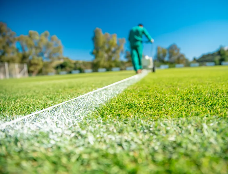 Entretien des terrains de sport et solutions de traçage