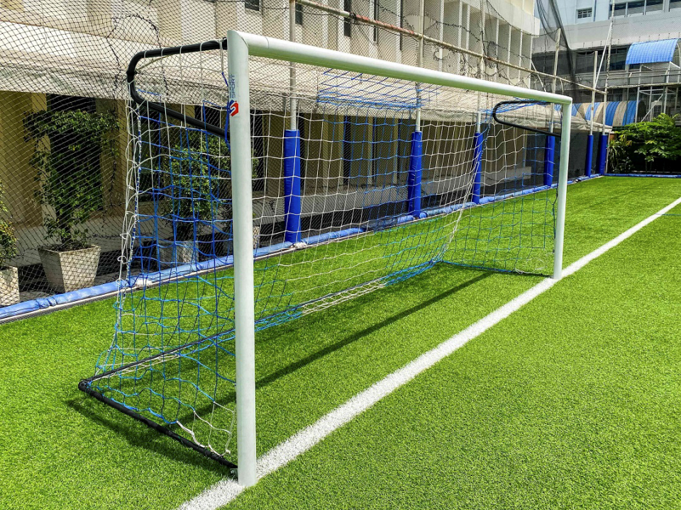 BUT DE FOOT À 8 ALU À SCELLER Ø90MM - AVEC CROCHETS ET OREILLES - SODEX SPORT