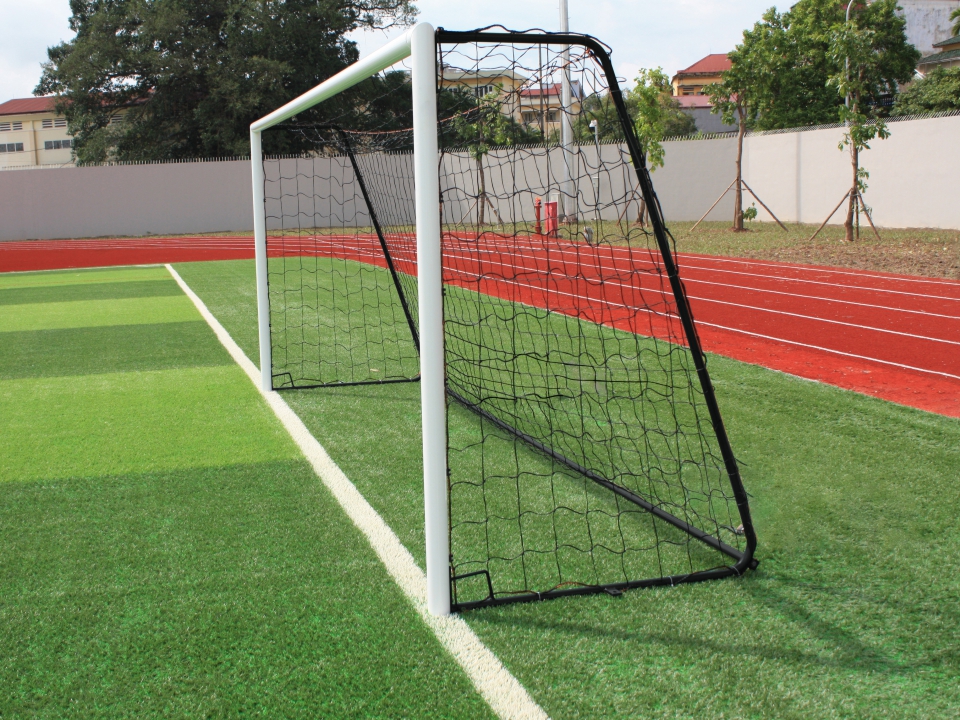 BUT DE FOOT À 8 SUR ARCEAUX Ø90MM EN ACIER AVEC CROCHETS - SODEX SPORT