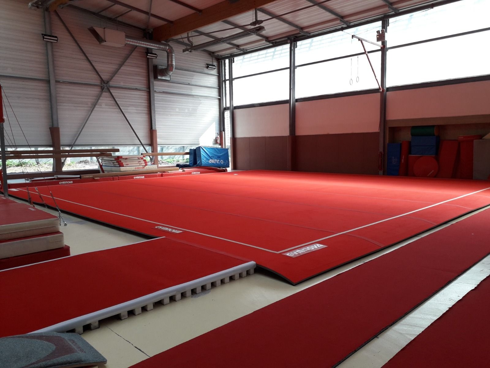 PRATICABLE 14X14M AVEC PISTES ENROULABLES ET PLANCHER - GYMNOVA